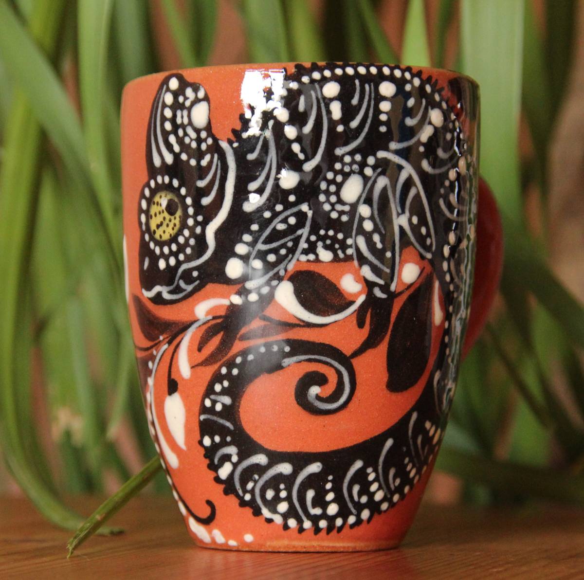 Ein Chamäleon, dargestellt auf einer Tasse