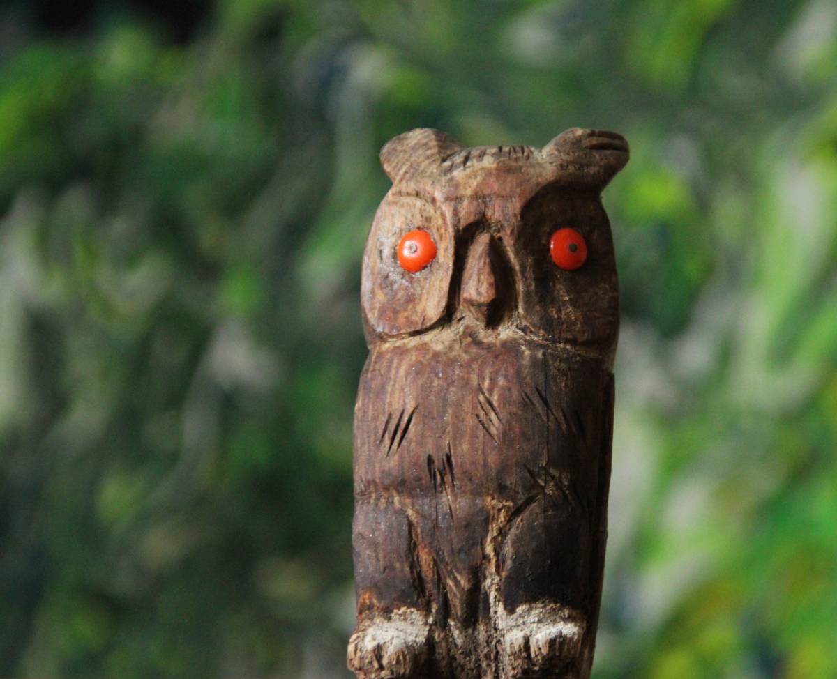 Eine aus Holz geschnitzte Eule, Symbol für Skepsis und Weisheit