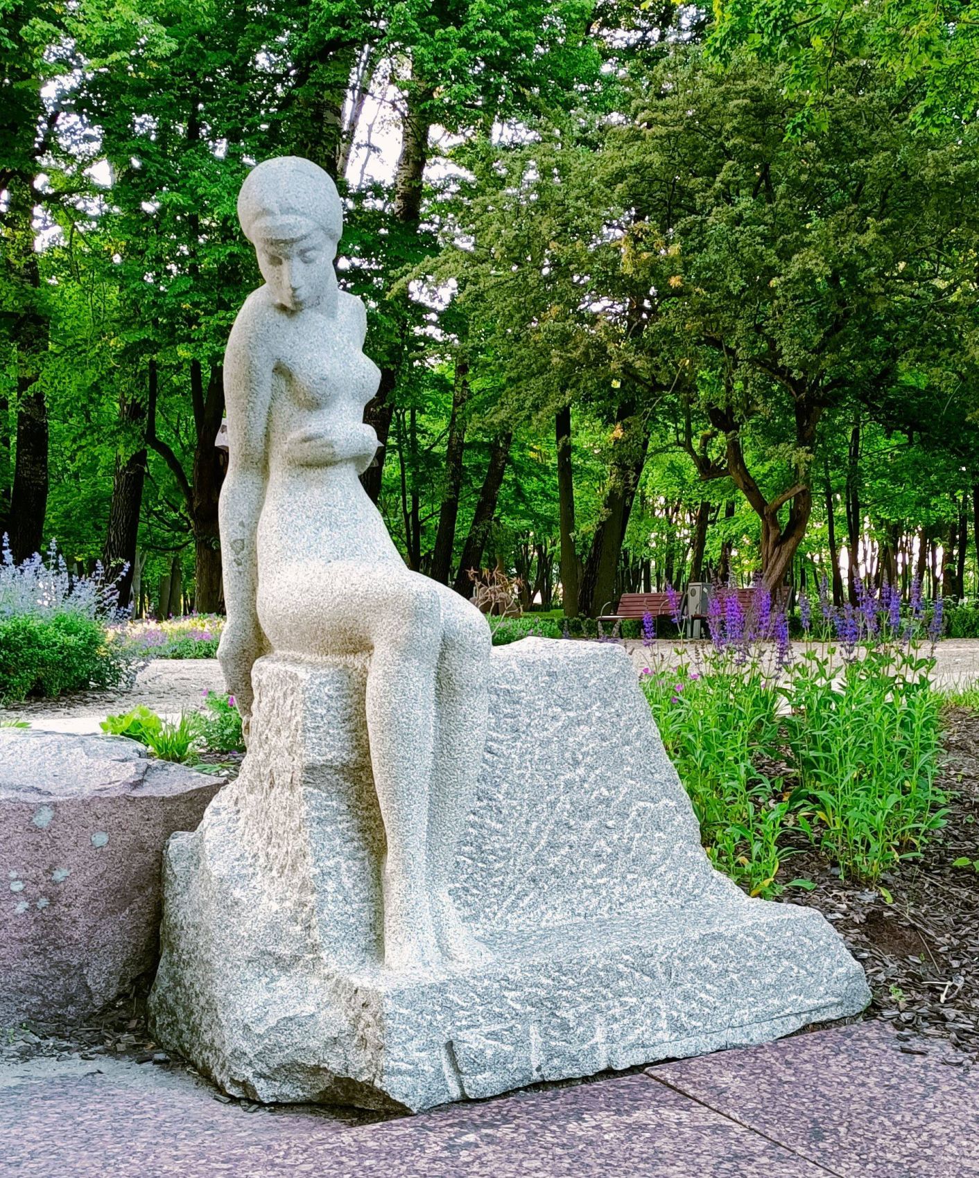 Die Skulptur steht im Skulpturengarten von Klaipeda in Litauen. Künstler ist Bronius Vyšniauskas. Titel der Skulptur: Mergaitė. 1986